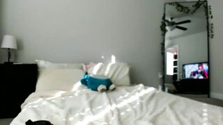 xlunaskye - Young woman posing on the bed in front of the camera and chatting sweetly to the chat room