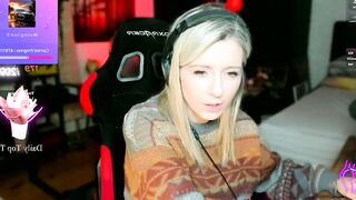 kimilee22 - Young girl shows her small tits on camera and chatting sweetly with the chat room