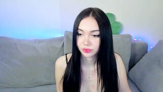 evahollowayy - skinny brunette sweetly chatting and teasing in front of the camera