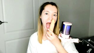 cuteflame - Young babe chatting sweetly with the chat room